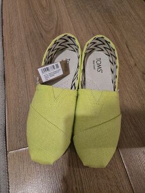 TOMS Women's Slip-On Canvas Shoes in Neon Yellow (Lime)